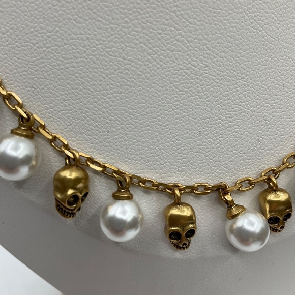 Skull-Embellished Faux-Pearl And Brass Charm Necklace Helloween - Picture 3 of 5